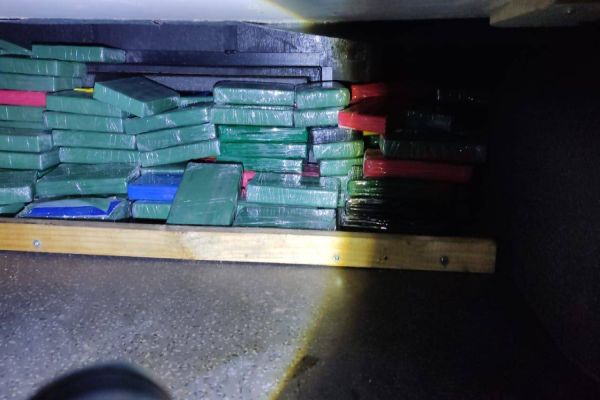 Imagem referente a notícia: Denarc de Foz do Iguaçu e Cascavel apreendem 208 kg de cocaína em abordagem na BR-277