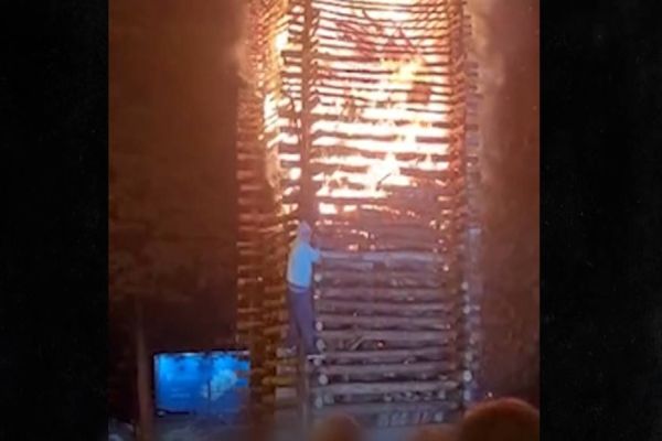 Imagem referente a notícia: Homem escala fogueira de São João em "chamas" em Cascavel