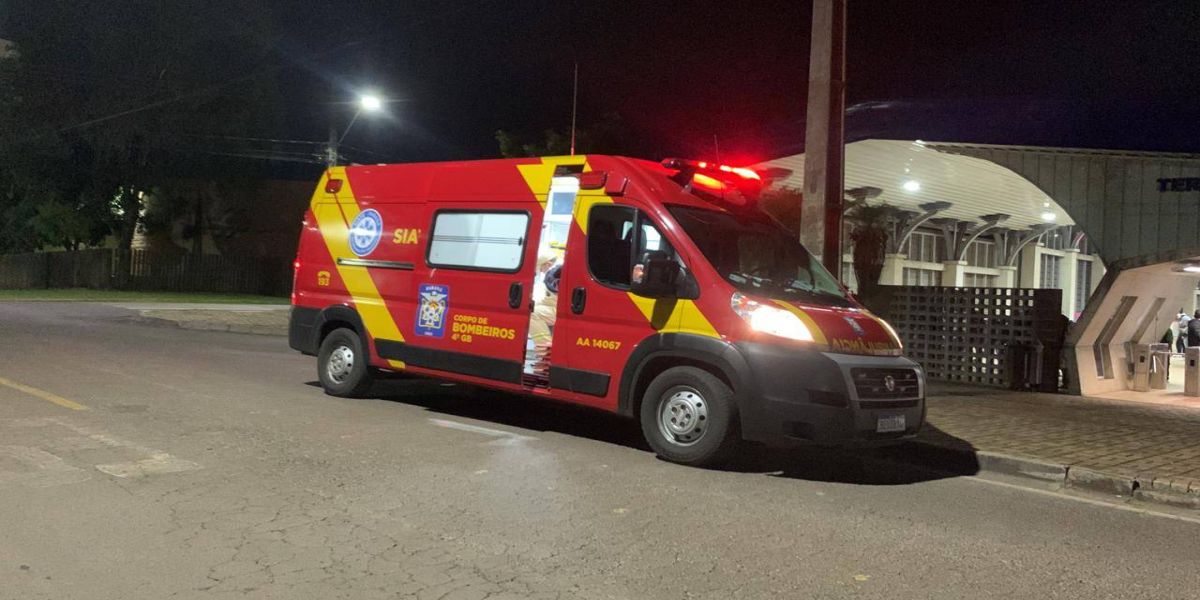 Jovem sofre queda de moto ao evitar colisão com veículo no Bairro São Cristóvão