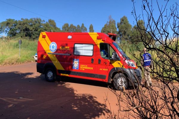 Homem fica ferido em colisão entre carro e moto no Loteamento Santa Fé