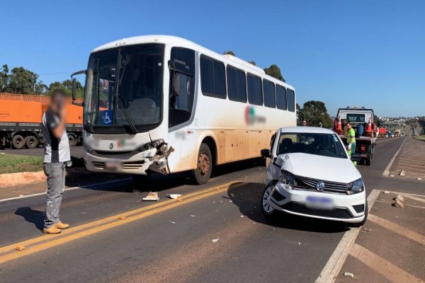 Imagem referente a notícia: Grave acidente entre ônibus e Gol é registrado na BR-277 no Trevo da Portal em Cascavel