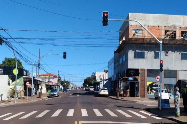 Semáforo entra em operação no cruzamento da Avenida Xavantes com Rua Tupiniquins, em Cascavel
