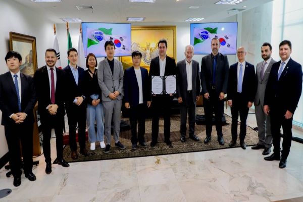 Paraná firma novo acordo para uso de tecnologia sul-coreana na educação pública