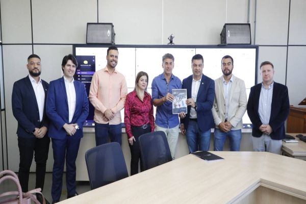 Secretário de Inovação do Paraná visita escola em Cascavel e destaca projeto de segurança com I.A