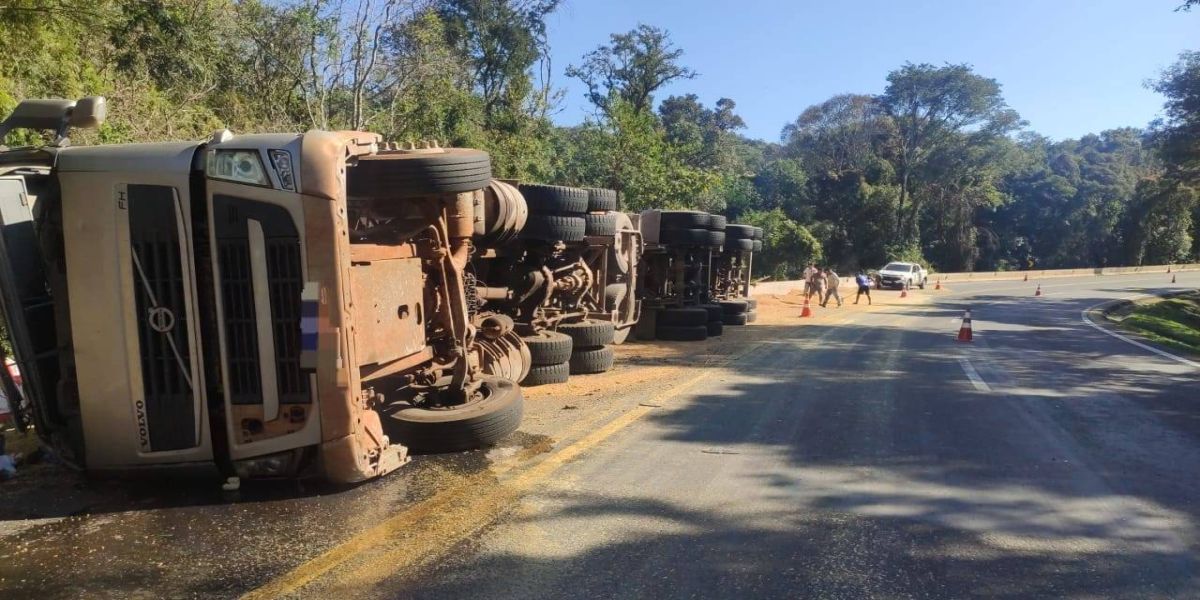 Caminhão carregado com soja tomba na BR-277 em Nova Laranjeiras