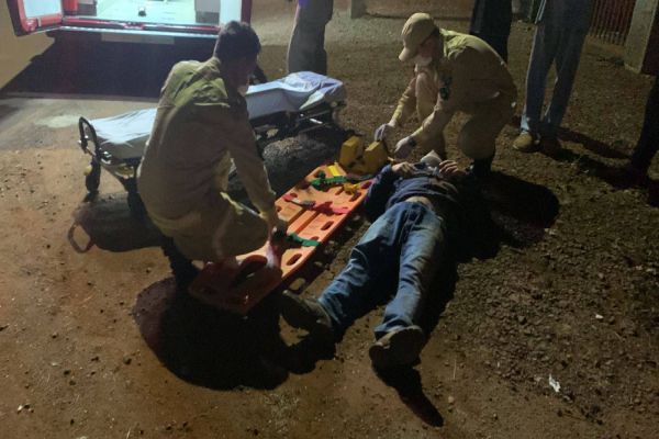 Imagem referente a notícia: Ciclista de 32 anos é atingindo por carro no Bairro Periolo: Motorista foge do local