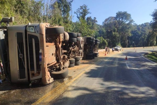 Caminhão carregado com soja tomba na BR-277 em Nova Laranjeiras