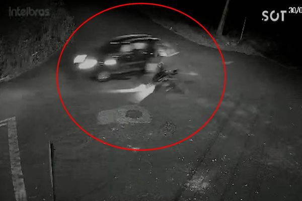 Imagem referente a notícia: Câmera de segurança registra colisão que deixou motociclista em estado grave no Bairro Universitário