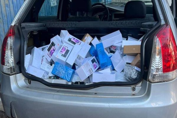 Receita Federal apreende veículo carregado com smartphones e outros eletrônicos