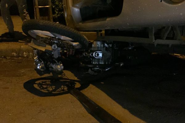 Imagem referente a notícia: Motociclista fica gravemente ferido em violenta colisão no Bairro Universitário