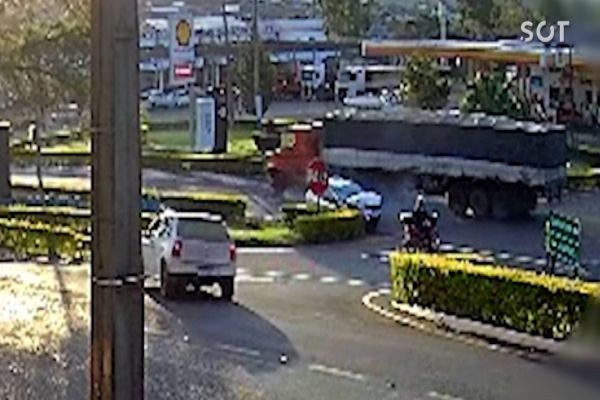 Imagem referente a notícia: Câmera de segurança registra colisão entre carro e caminhão na BR-277 em Nova Laranjeiras