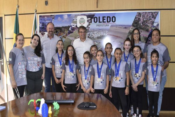 Campeãs paranaenses de ginástica artística são recepcionadas pelo prefeito e vice de Toledo