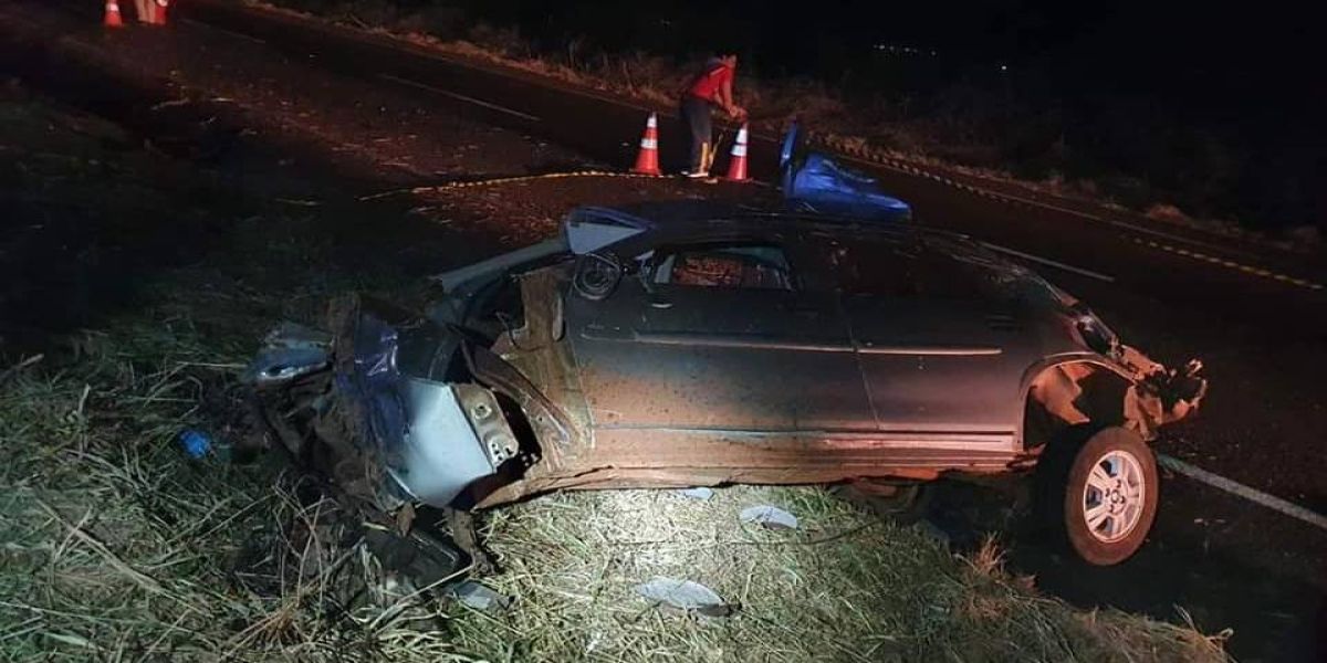 Acidente na BR-379 resulta em uma vítima fatal e carro completamente destruído