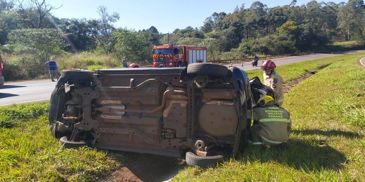 Mulher fica ferida após capotamento na BR-467 e mobiliza socorristas do Siate