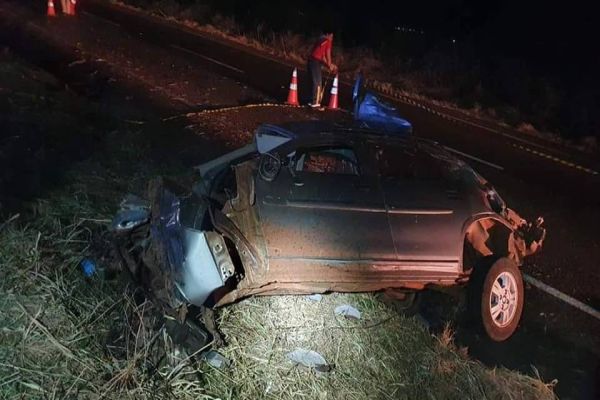 Acidente na BR-379 resulta em uma vítima fatal e carro completamente destruído