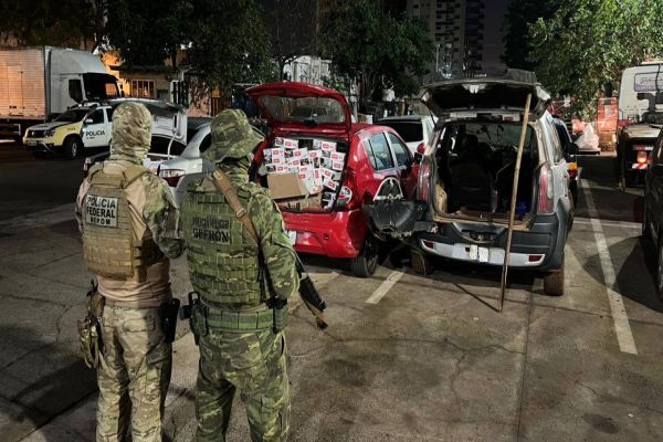 PF e BPFRON apreendem quatro veículos carregados com milhares de pacotes de cigarros contrabandeados