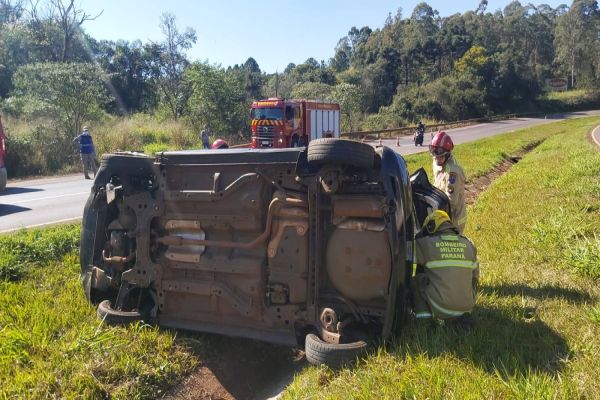Imagem referente a notícia: Mulher fica ferida após capotamento na BR-467 e mobiliza socorristas do Siate