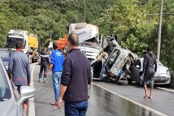 Carreta perde freio e colide em oito veículos na BR-376 no litoral do Paraná