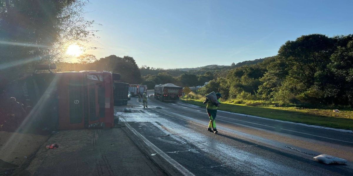 Nova Laranjeiras: Caminhão tomba na BR-277, carga é saqueada e condutor sofre ferimentos leves