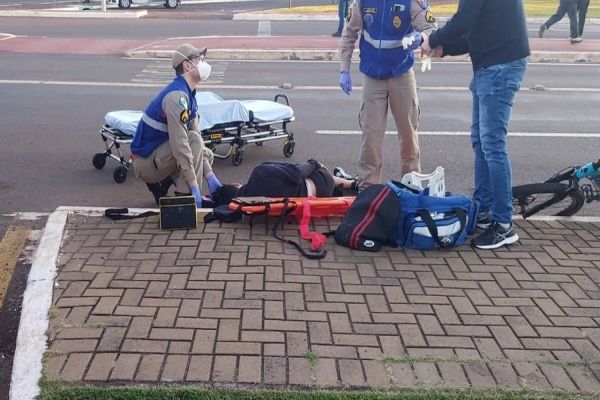 Colisão entre moto e bicicleta deixa ciclista ferido na Avenida Brasil em Cascavel