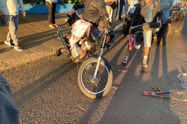 Criança fica gravemente ferida após cobertor enroscar em rodado de motocicleta na Rua Europa