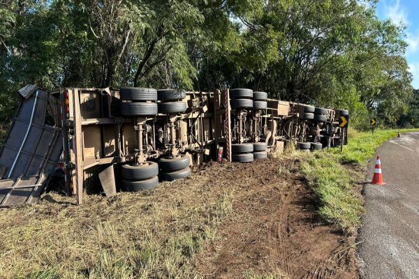 Caminhoneiro fica encarcerado após tombamento de caminhão na BR-277 em Candói, carga é saqueada