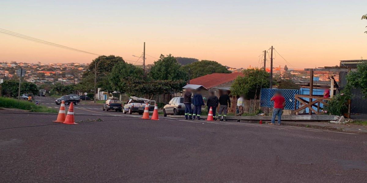 Carro desgovernado derruba dois postes no bairro Periolo em Cascavel