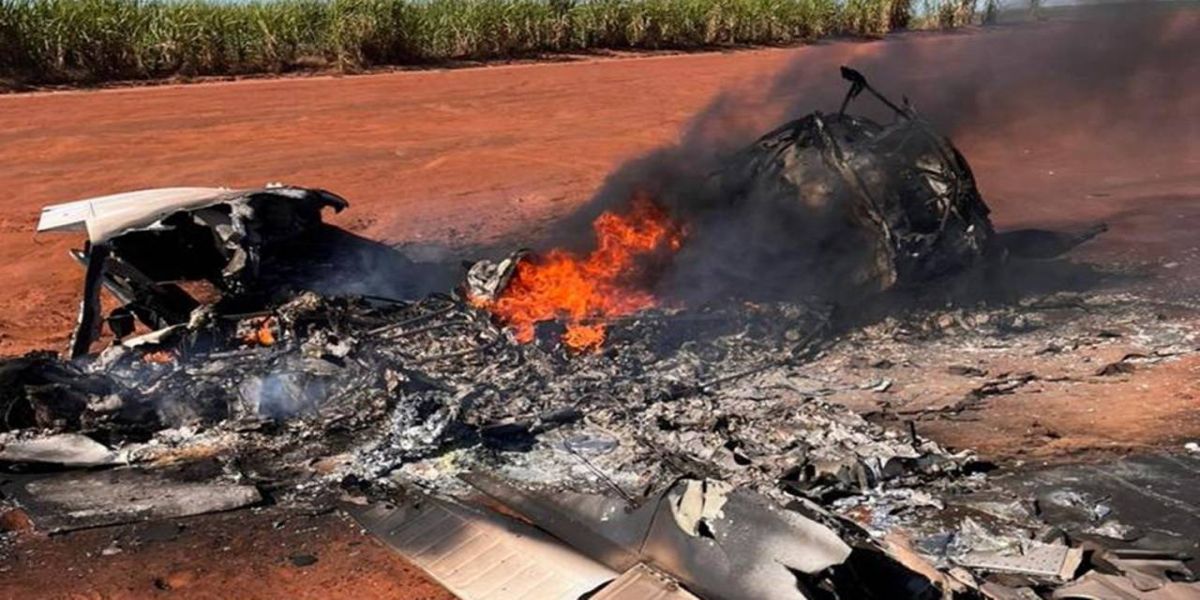 Aeronave suspeita é incendiada pelo piloto após interceptação da Força Aérea Brasileira no Paraná
