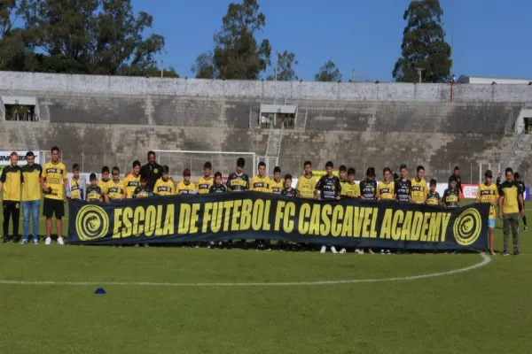 Foto relacionada a notícia: Atletas da escolinha de Nova Prata do Iguaçu visitam Estádio Olímpico em dia de jogo