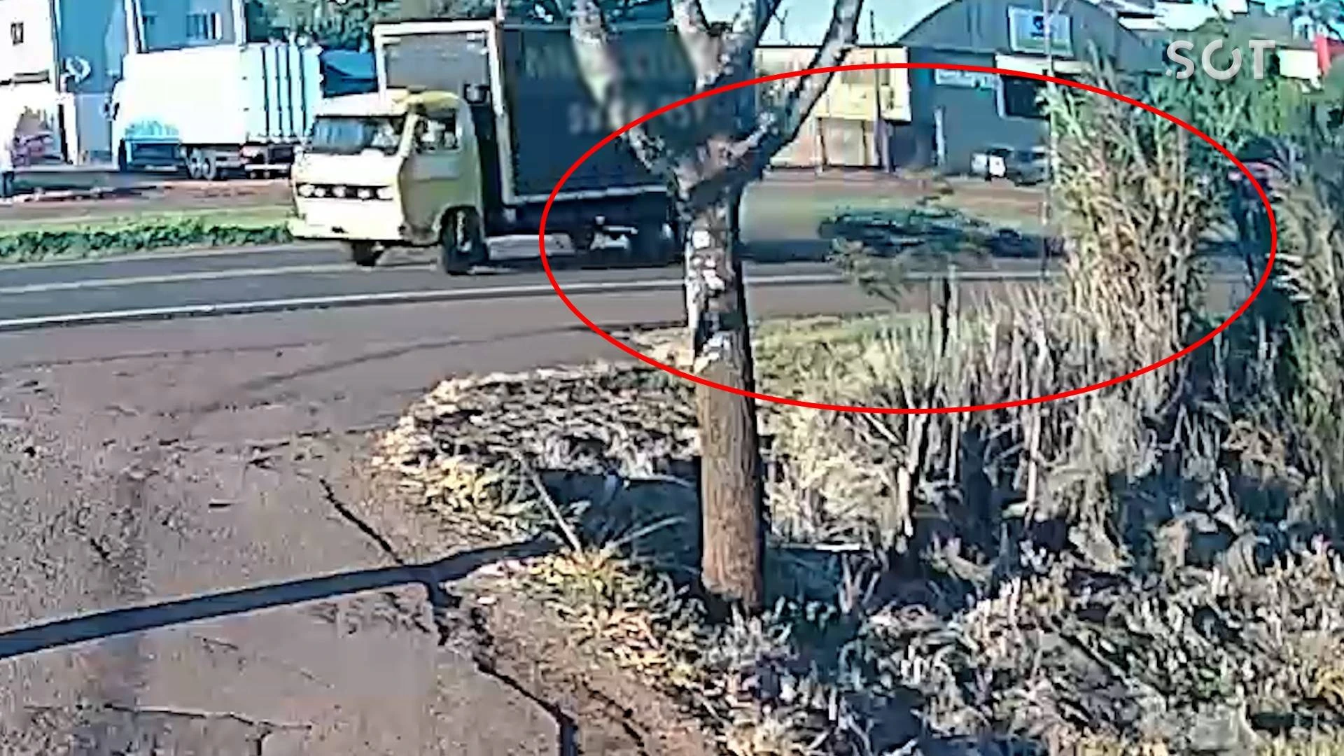 Foto relacionada a notícia: Imagens de câmera de segurança revelam acidente fatal na BR-277 em Santa Tereza do Oeste