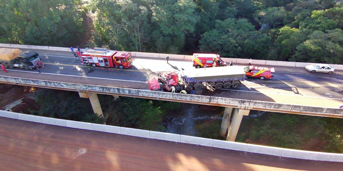 Grave acidente envolvendo quatro caminhões interdita rodovia BR-163 em Cascavel