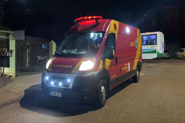Motociclista fica ferido em acidente no cruzamento da Avenida Piquiri com Rua Limeira
