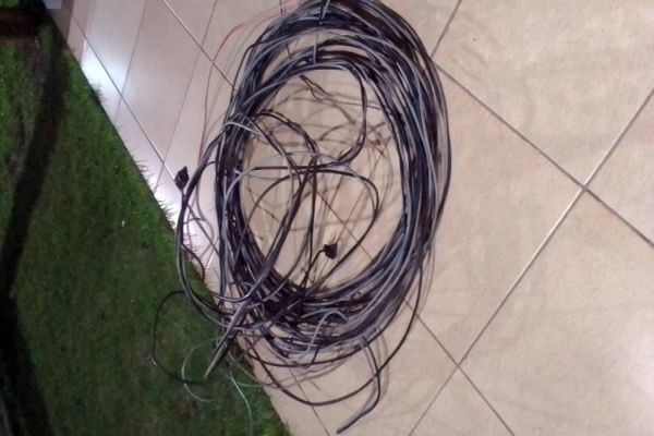 PM recupera fios de energia furtados e prende suspeito em ação rápida em Três Barras do Paraná