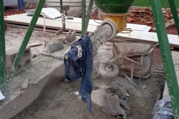 Trabalhador fica em estado grave ao prender a perna em misturador de concreto em Cascavel