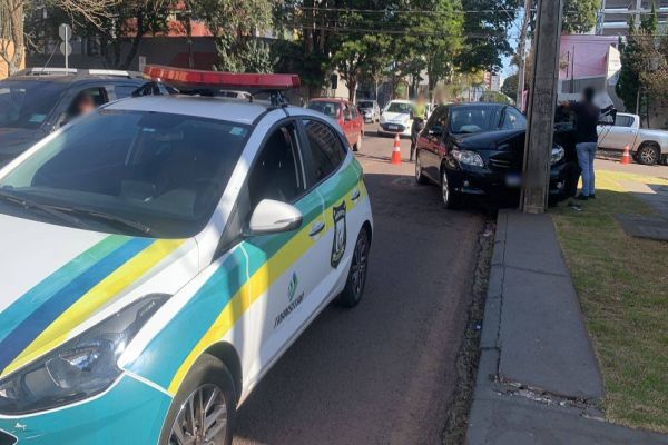 Mulher é socorrida após colidir veiculo em poste de iluminação no Centro de Cascavel