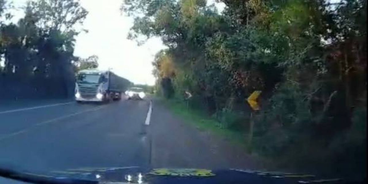 Motorista força ultrapassagem proibida e quase colide de frente com viatura da PRF