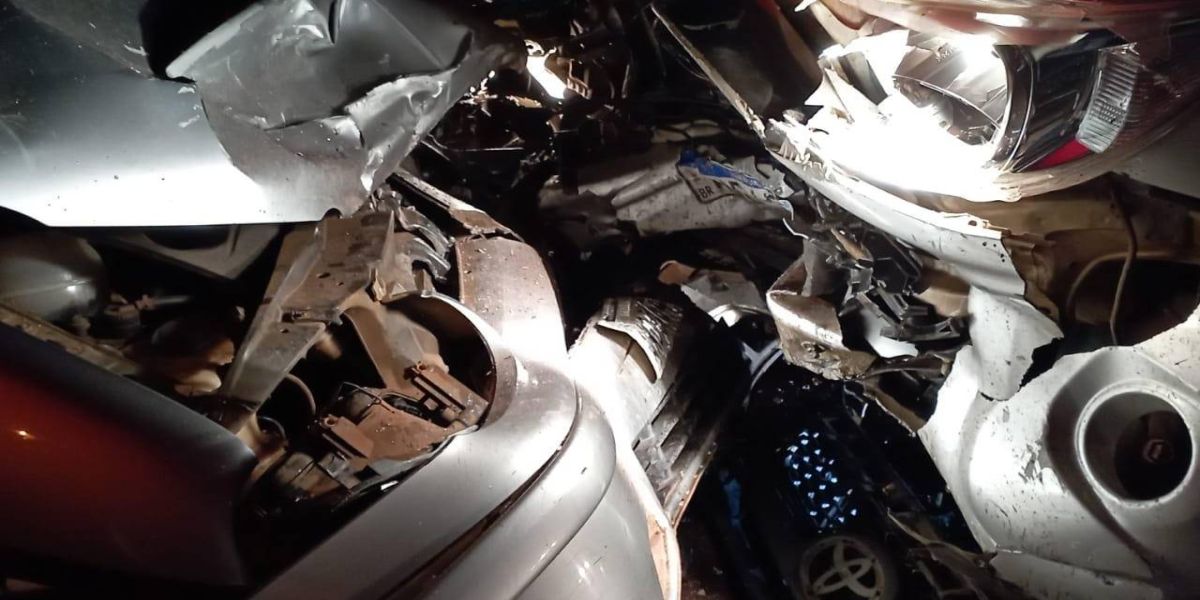 Colisão frontal entre Golf e Hilux deixa cinco pessoas feridas na PR 495