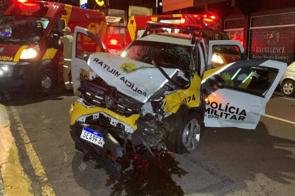 Imagem referente a notícia: Viatura da Polícia Militar se envolve em colisão de trânsito no Centro de Cascavel