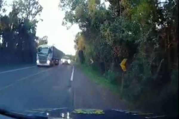 Imagem referente a notícia: Motorista força ultrapassagem proibida e quase colide de frente com viatura da PRF