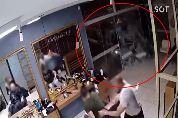 Imagem referente a notícia: Câmera de segurança registra Volvo colidindo com barbearia após ser atingido por viatura da PM