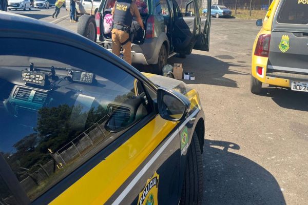 Imagem referente a notícia: PRF e PM apreendem diversos celulares ocultos e presos junto ao corpo de duas mulheres em Guarapuava