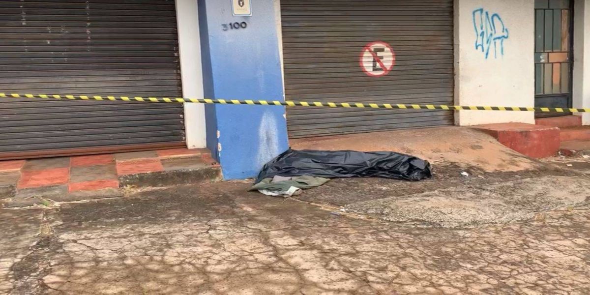 Homem é encontrado sem vida em calçada na Avenida Tancredo Neves; A causa da morte é investigada