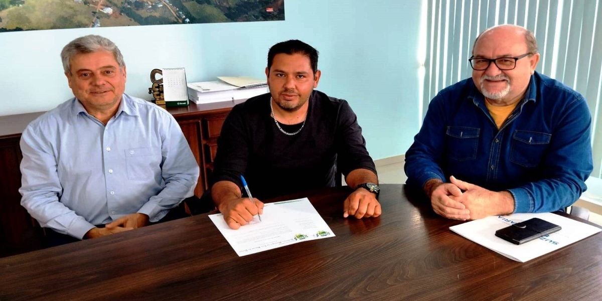 Prefeito de Três Barras do Paraná assina ordem de serviço para pavimentação de comunidades rurais
