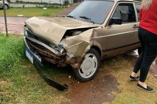 Colisão entre Vectra e Gol deixa duas mulheres feridas na Rua Olindo Periolo, em Cascavel
