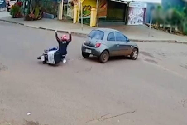 Jovem fica ferido após colisão entre carro e motocicleta no Jardim Consolata