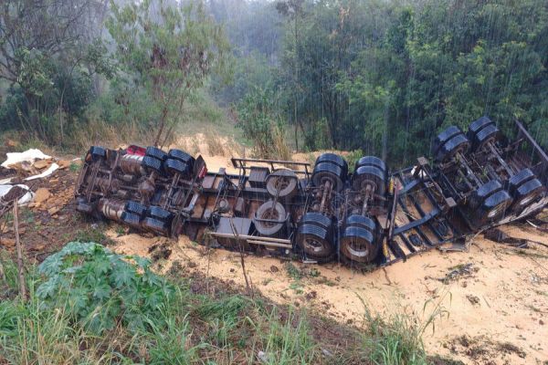 Caminhão bitrem carregado com milho tomba na BR-163 em Capitão Leônidas Marques