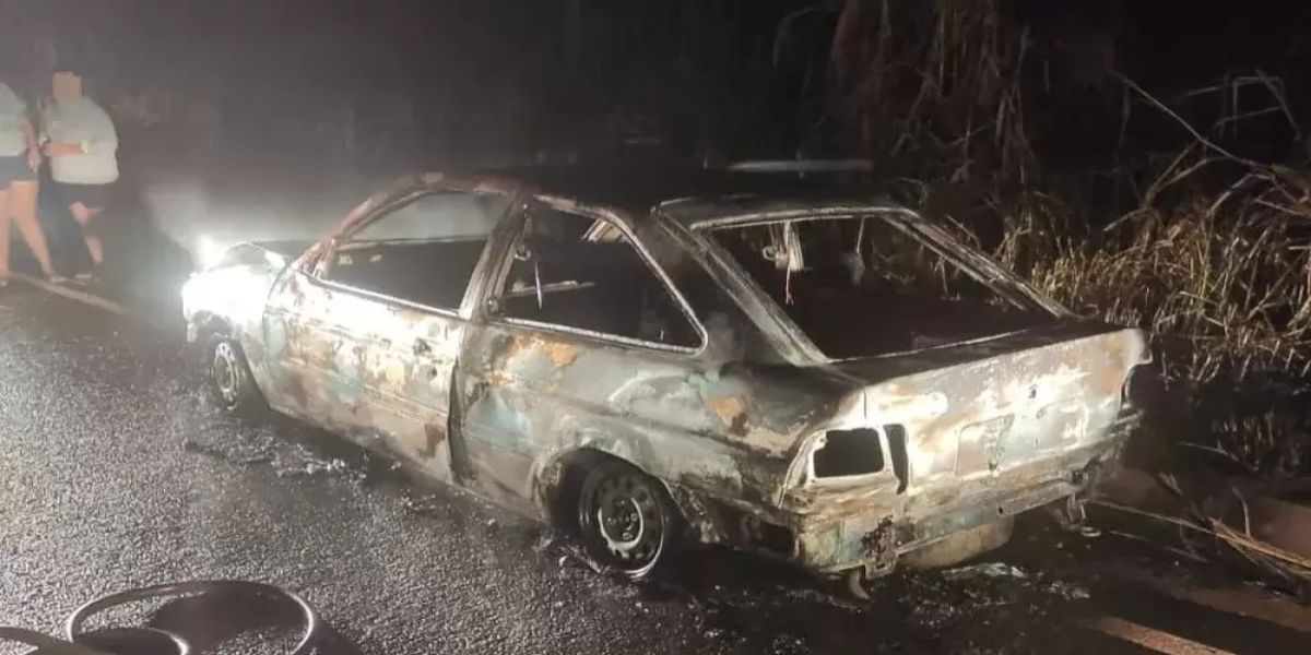 Mulher de 55 anos pega carona com o ex-marido, ateia fogo no carro e salta do veículo em movimento