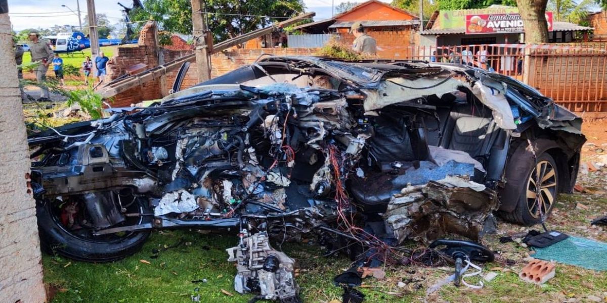 Empresário morre após colidir carro em árvore e invadir residência na PR-218, no norte do Paraná