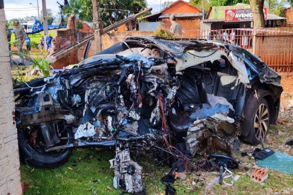 Empresário morre após colidir carro em árvore e invadir residência na PR-218, no norte do Paraná