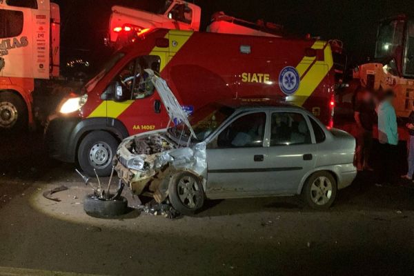 Duas pessoas ficam feridas em colisão frontal na marginal da BR-277 em Cascavel